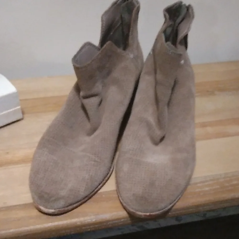 Stylish Tan Ankle Booties - Picture 3 of 7